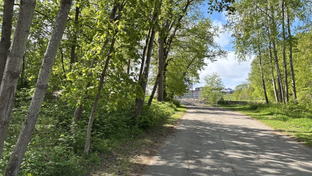 Teknisk utredning av schaktfri ledningspassage genom område med omfattande befintlig infrastruktur och flera korsande ledningsstråk.